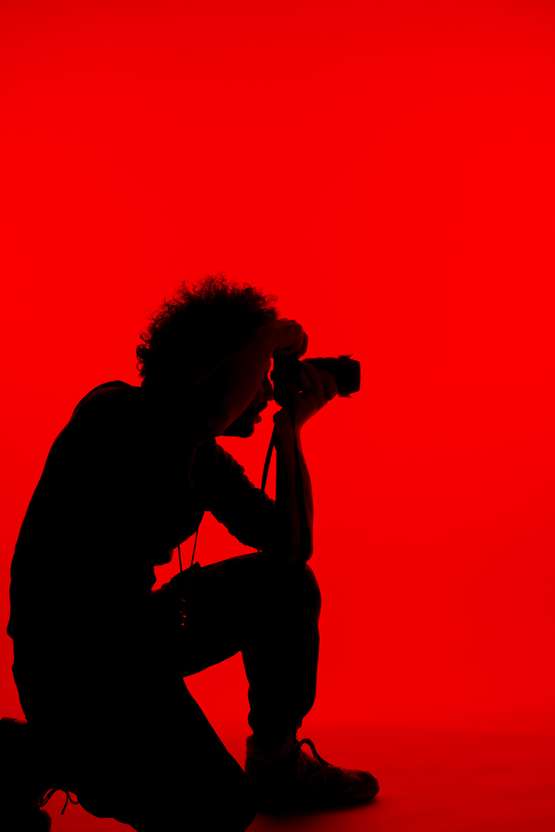 SILHOUETTE RED BLACK CONTRAST PHOTO YASSYN SIDKI PHOTOGRAPHY STUDIO PORTRAIT 2020