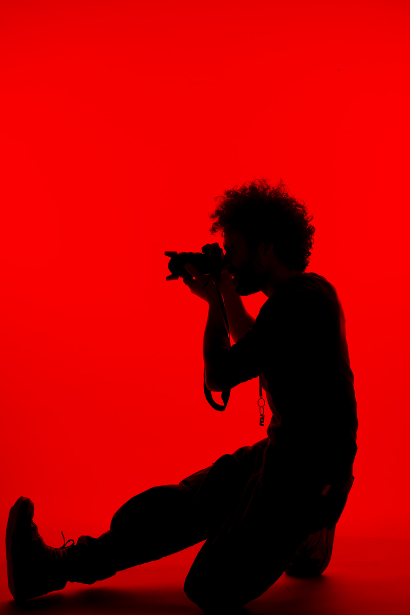 SILHOUETTE RED BLACK CONTRAST PHOTO YASSYN SIDKI PHOTOGRAPHY STUDIO PORTRAIT 2020