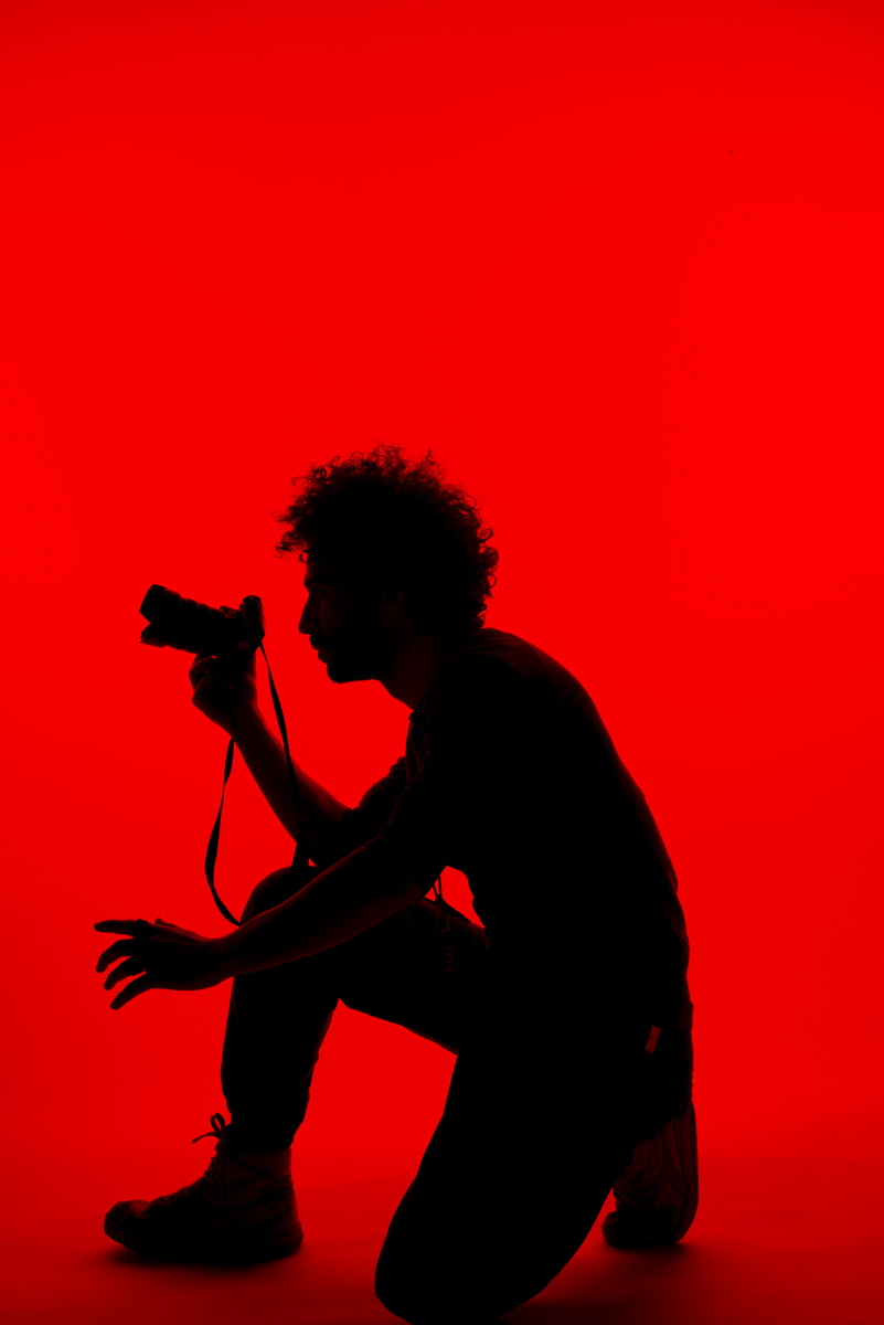 SILHOUETTE RED BLACK CONTRAST PHOTO YASSYN SIDKI PHOTOGRAPHY STUDIO PORTRAIT 2020
